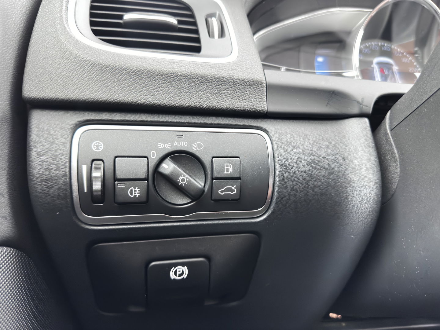 Volvo V60 2.4 D6 Twin Engine AWD Special Edition Plug-In Aut. *PANO | LUXURY-LEATHER | XENON | MEMORY-PACK | HEATED-COMFORTSEATS | NAVI-FULLMAP | CAMERA | ECC | PDC | CRUISE | TOWBAR | 17''ALU*