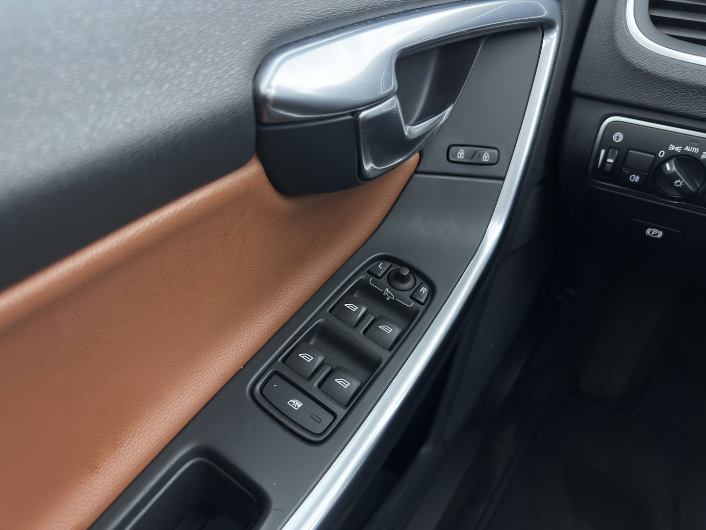 Volvo V60 2.4 D6 Twin Engine AWD Special Edition Plug-In Aut. *PANO | LUXURY-LEATHER | XENON | MEMORY-PACK | HEATED-COMFORTSEATS | NAVI-FULLMAP | CAMERA | ECC | PDC | CRUISE | TOWBAR | 17''ALU*