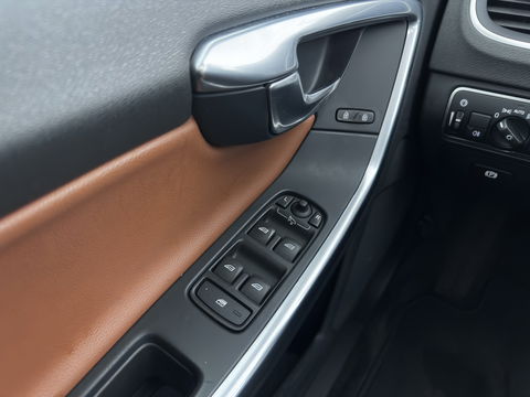 Volvo V60 2.4 D6 Twin Engine AWD Special Edition Plug-In Aut. *PANO | LUXURY-LEATHER | XENON | MEMORY-PACK | HEATED-COMFORTSEATS | NAVI-FULLMAP | CAMERA | ECC | PDC | CRUISE | TOWBAR | 17''ALU*