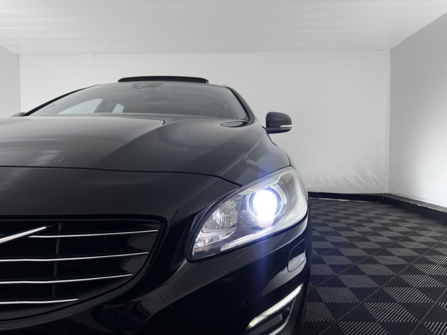 Volvo V60 2.4 D6 Twin Engine AWD Special Edition Plug-In Aut. *PANO | LUXURY-LEATHER | XENON | MEMORY-PACK | HEATED-COMFORTSEATS | NAVI-FULLMAP | CAMERA | ECC | PDC | CRUISE | TOWBAR | 17''ALU*