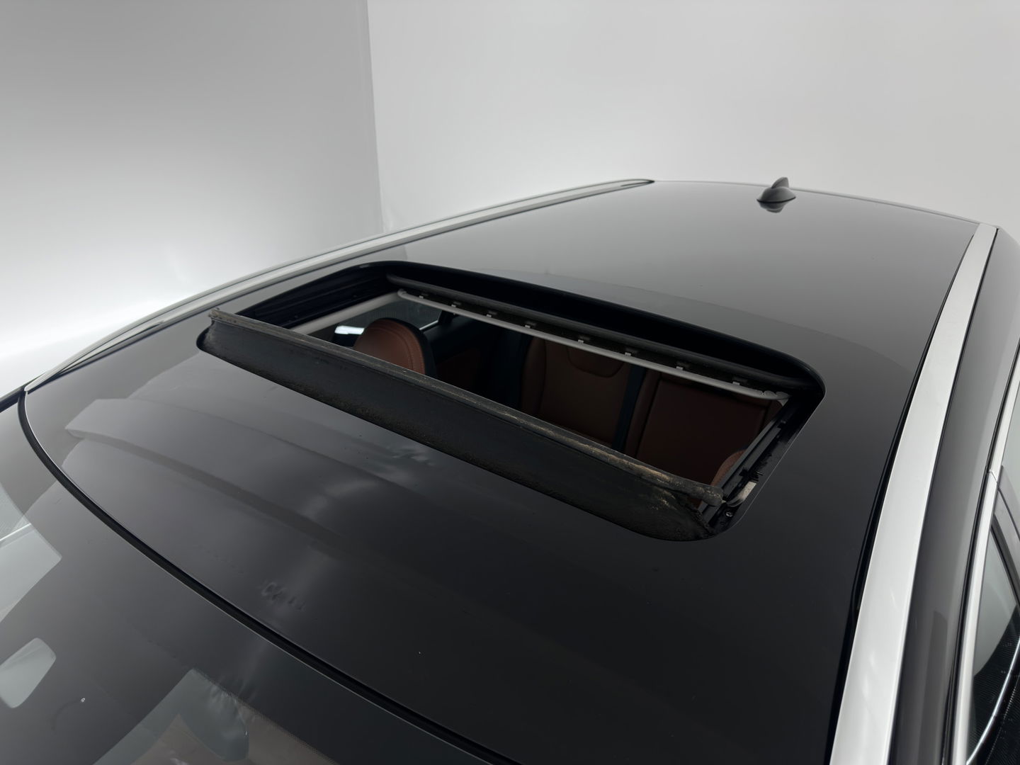 Volvo V60 2.4 D6 Twin Engine AWD Special Edition Plug-In Aut. *PANO | LUXURY-LEATHER | XENON | MEMORY-PACK | HEATED-COMFORTSEATS | NAVI-FULLMAP | CAMERA | ECC | PDC | CRUISE | TOWBAR | 17''ALU*