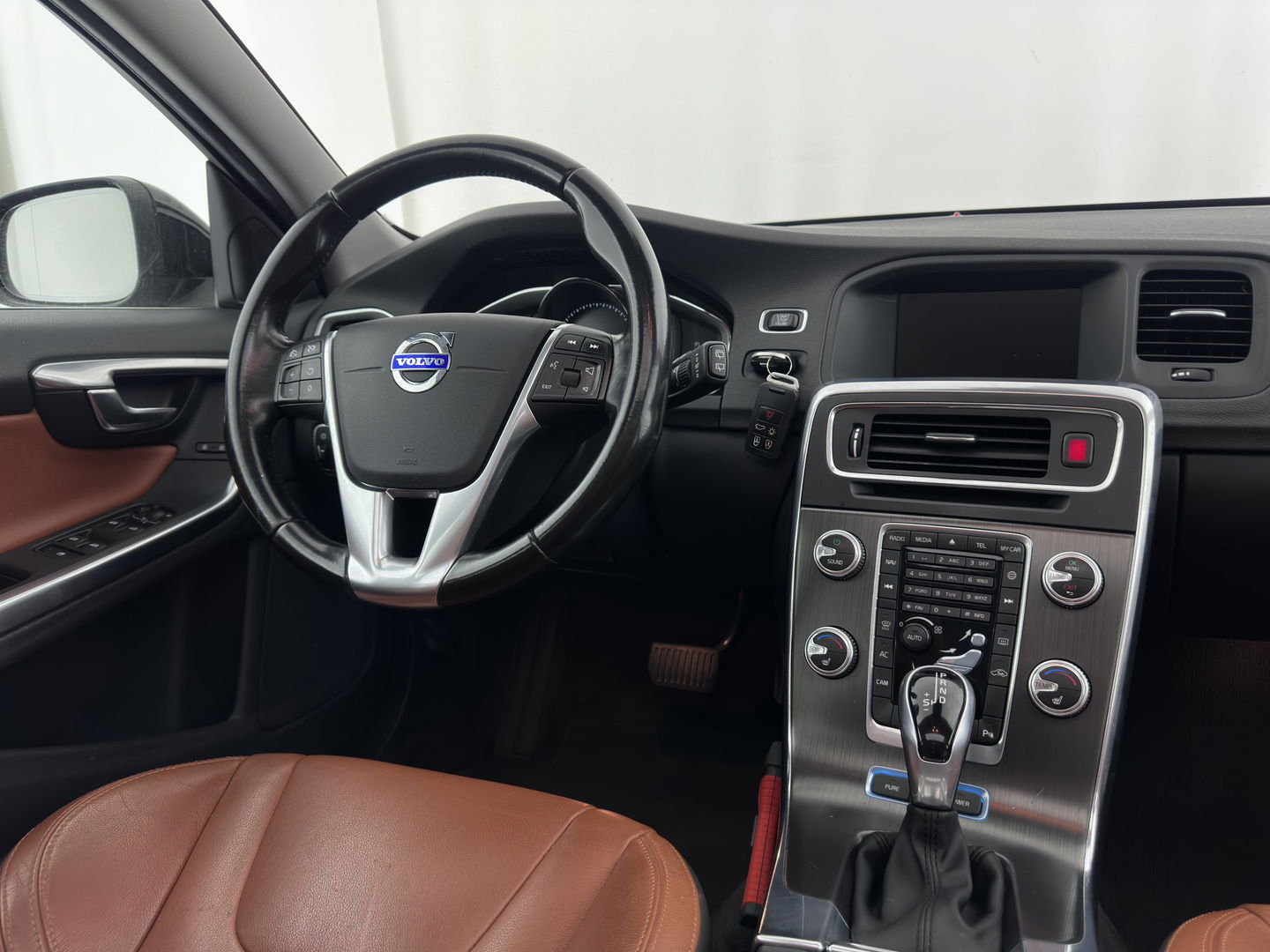Volvo V60 2.4 D6 Twin Engine AWD Special Edition Plug-In Aut. *PANO | LUXURY-LEATHER | XENON | MEMORY-PACK | HEATED-COMFORTSEATS | NAVI-FULLMAP | CAMERA | ECC | PDC | CRUISE | TOWBAR | 17''ALU*