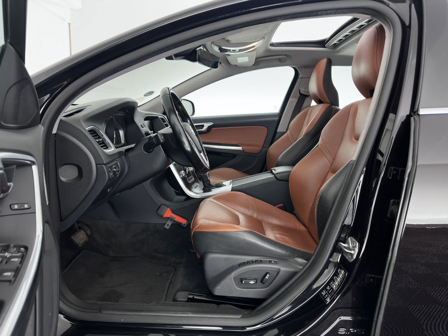 Volvo V60 2.4 D6 Twin Engine AWD Special Edition Plug-In Aut. *PANO | LUXURY-LEATHER | XENON | MEMORY-PACK | HEATED-COMFORTSEATS | NAVI-FULLMAP | CAMERA | ECC | PDC | CRUISE | TOWBAR | 17''ALU*