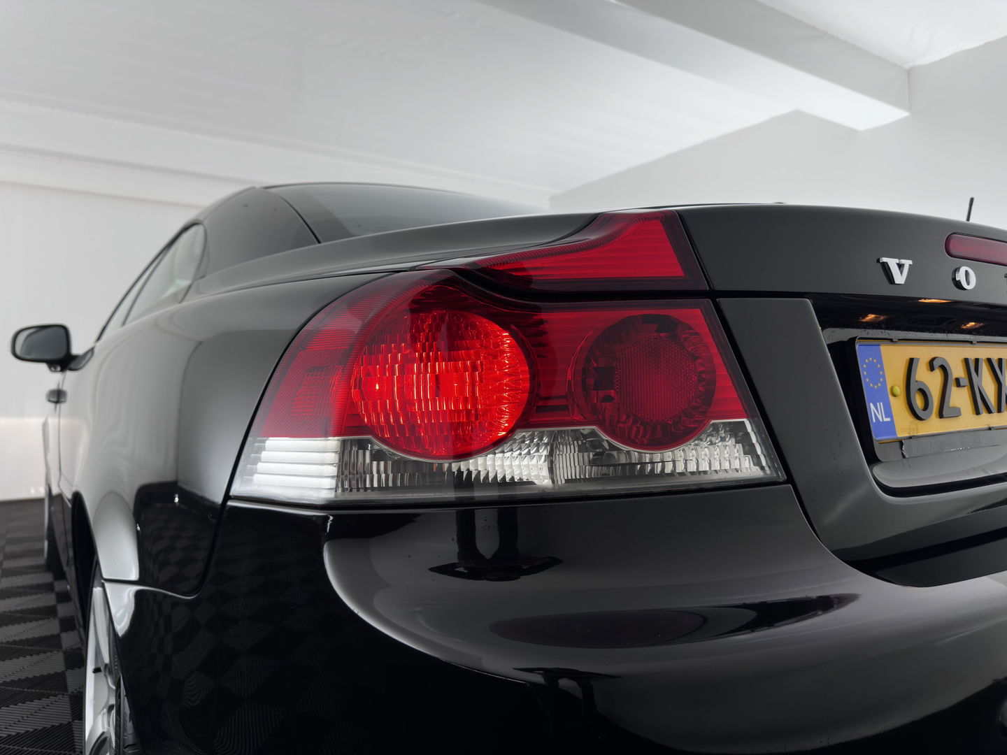 Volvo C70 Convertible 2.0D Momentum Aut. *LUXURY-LEATHER | XENON-PLUS | NAVI-FULLMAP | MEMORY-PACK | HEATED-COMFORTSEATS | ECC | KEYLESS | PDC | CRUISE | 18''ALU*