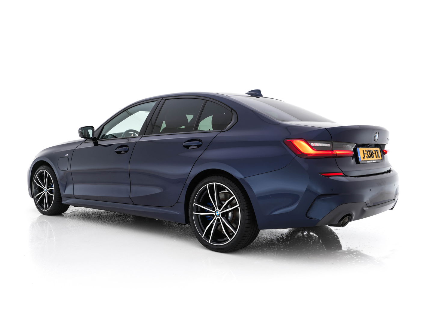 BMW 3-serie 330e eDrive M-Sportpack Edition Plug-In (INCL-BTW) *LUXURY-LEATHER | FULL-LED | HEATED-SPORTSEATS | DIGI-COCKPIT | HIFI-SOUND | NAVI-FULLMAP | AMBIENT-LIGHT | PRIVACY-GLASS | SHIFT-PADDLES | KEYLESS | DAB | ECC | PDC | CARPLAY | ..