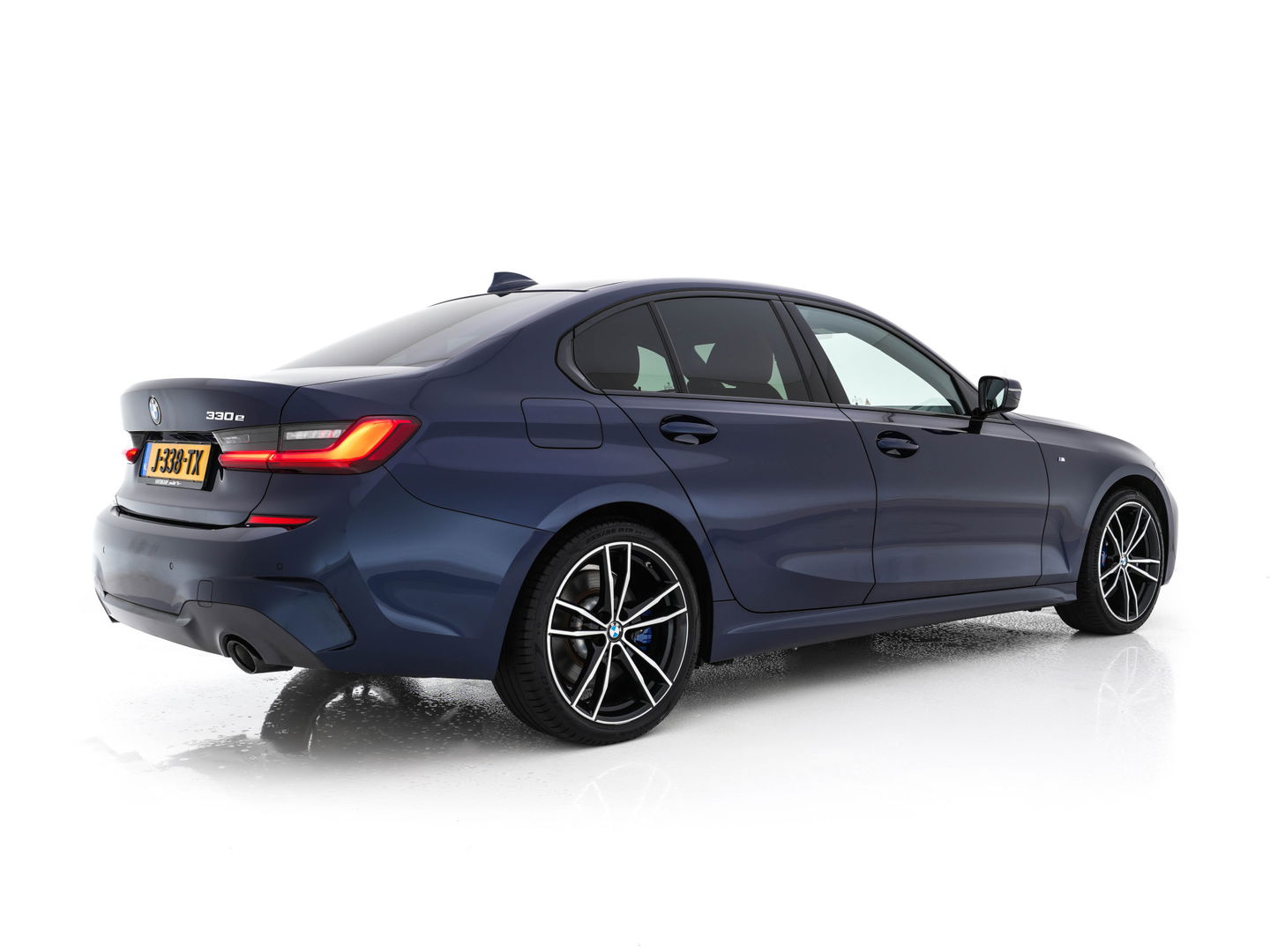 BMW 3-serie 330e eDrive M-Sportpack Edition Plug-In (INCL-BTW) *LUXURY-LEATHER | FULL-LED | HEATED-SPORTSEATS | DIGI-COCKPIT | HIFI-SOUND | NAVI-FULLMAP | AMBIENT-LIGHT | PRIVACY-GLASS | SHIFT-PADDLES | KEYLESS | DAB | ECC | PDC | CARPLAY | ..