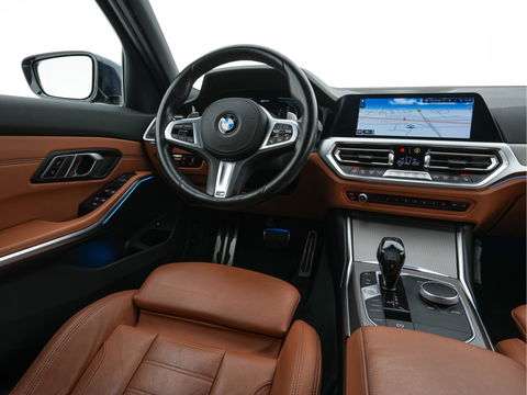 BMW 3-serie 330e eDrive M-Sportpack Edition Plug-In (INCL-BTW) *LUXURY-LEATHER | FULL-LED | HEATED-SPORTSEATS | DIGI-COCKPIT | HIFI-SOUND | NAVI-FULLMAP | AMBIENT-LIGHT | PRIVACY-GLASS | SHIFT-PADDLES | KEYLESS | DAB | ECC | PDC | CARPLAY | ..