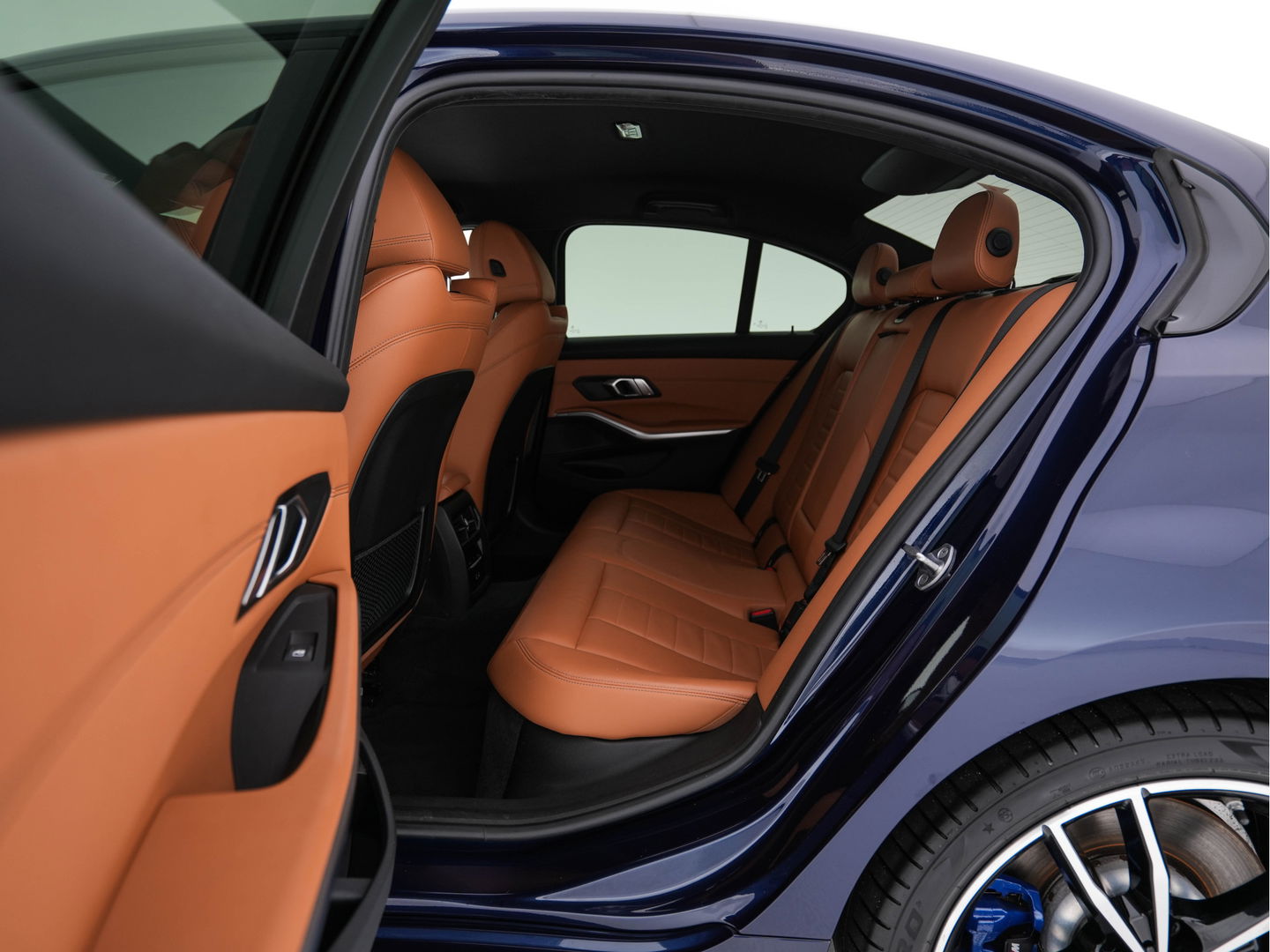 BMW 3-serie 330e eDrive M-Sportpack Edition Plug-In (INCL-BTW) *LUXURY-LEATHER | FULL-LED | HEATED-SPORTSEATS | DIGI-COCKPIT | HIFI-SOUND | NAVI-FULLMAP | AMBIENT-LIGHT | PRIVACY-GLASS | SHIFT-PADDLES | KEYLESS | DAB | ECC | PDC | CARPLAY | ..