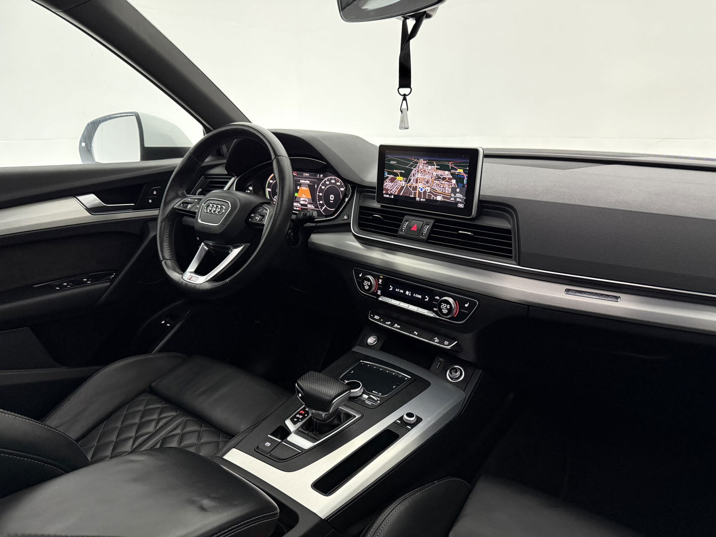 Audi Q5 55 TFSI e Quattro S-line | Luchtvering | Pano | Virtual | Carplay | Trekh. | Keyless | Stoelverw. | Schakelflippers
