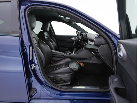 Alfa Romeo Giulia 2.0T B-Tech (INCL-BTW) Aut. *LUXURY-LEATHER | XENON | ADAPTIVE-CRUISE | MEMORY-PACK | HEATED-SPORTSEATS | KEYLESS | CAMERA | NAVI-FULLMAP | DAB+ | SHIFT-PADDLES | PRIVACY-GLASS | ECC | 18"ALU*