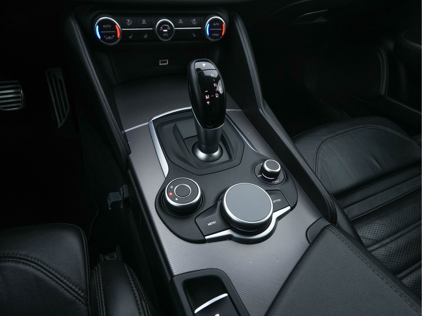 Alfa Romeo Giulia 2.0T B-Tech (INCL-BTW) Aut. *LUXURY-LEATHER | XENON | ADAPTIVE-CRUISE | MEMORY-PACK | HEATED-SPORTSEATS | KEYLESS | CAMERA | NAVI-FULLMAP | DAB+ | SHIFT-PADDLES | PRIVACY-GLASS | ECC | 18"ALU*