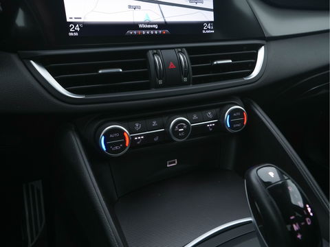 Alfa Romeo Giulia 2.0T B-Tech (INCL-BTW) Aut. *LUXURY-LEATHER | XENON | ADAPTIVE-CRUISE | MEMORY-PACK | HEATED-SPORTSEATS | KEYLESS | CAMERA | NAVI-FULLMAP | DAB+ | SHIFT-PADDLES | PRIVACY-GLASS | ECC | 18"ALU*