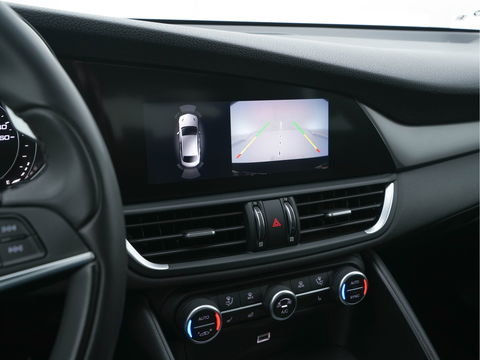 Alfa Romeo Giulia 2.0T B-Tech (INCL-BTW) Aut. *LUXURY-LEATHER | XENON | ADAPTIVE-CRUISE | MEMORY-PACK | HEATED-SPORTSEATS | KEYLESS | CAMERA | NAVI-FULLMAP | DAB+ | SHIFT-PADDLES | PRIVACY-GLASS | ECC | 18"ALU*