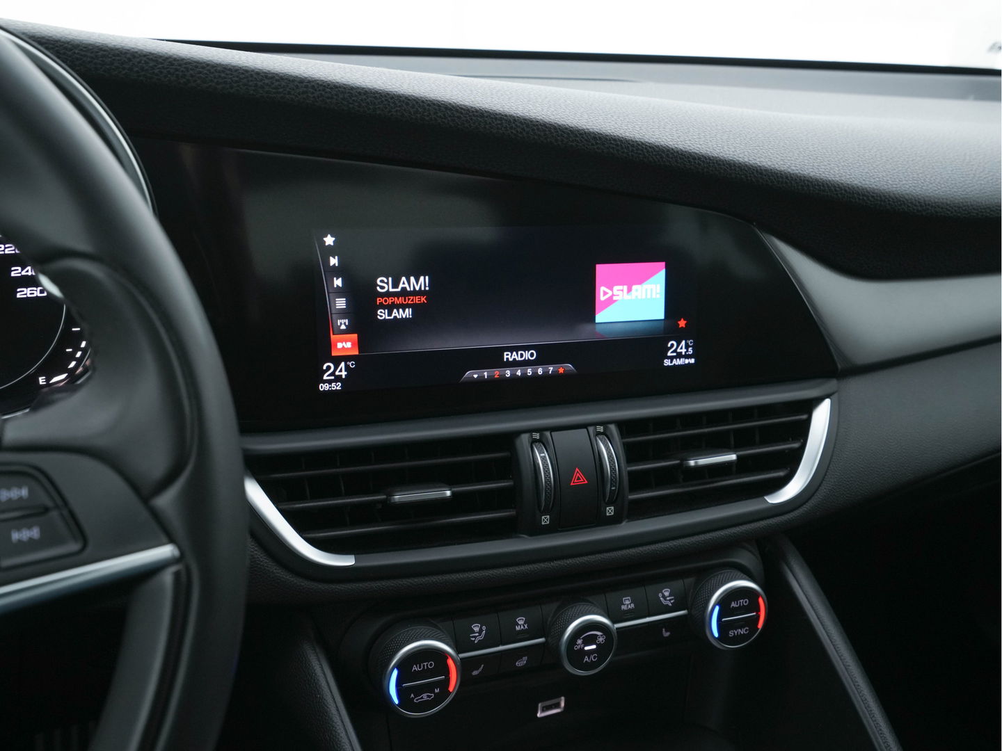 Alfa Romeo Giulia 2.0T B-Tech (INCL-BTW) Aut. *LUXURY-LEATHER | XENON | ADAPTIVE-CRUISE | MEMORY-PACK | HEATED-SPORTSEATS | KEYLESS | CAMERA | NAVI-FULLMAP | DAB+ | SHIFT-PADDLES | PRIVACY-GLASS | ECC | 18"ALU*