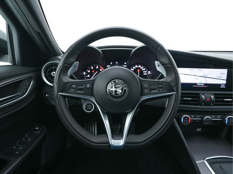 Alfa Romeo Giulia 2.0T B-Tech (INCL-BTW) Aut. *LUXURY-LEATHER | XENON | ADAPTIVE-CRUISE | MEMORY-PACK | HEATED-SPORTSEATS | KEYLESS | CAMERA | NAVI-FULLMAP | DAB+ | SHIFT-PADDLES | PRIVACY-GLASS | ECC | 18"ALU*