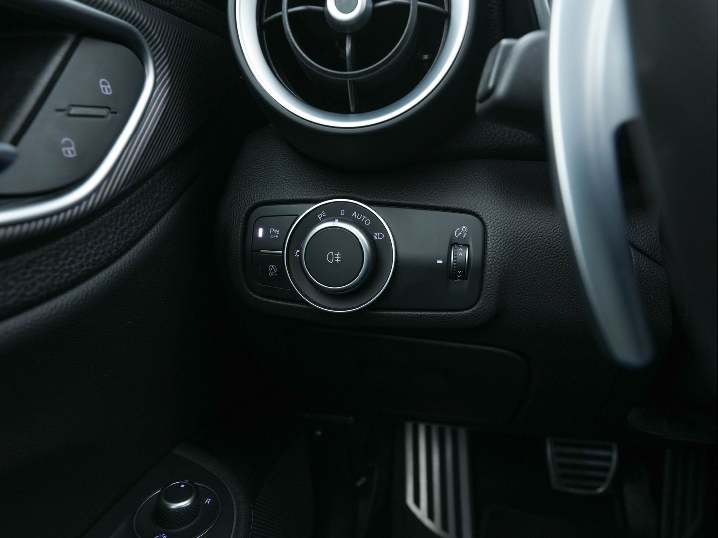 Alfa Romeo Giulia 2.0T B-Tech (INCL-BTW) Aut. *LUXURY-LEATHER | XENON | ADAPTIVE-CRUISE | MEMORY-PACK | HEATED-SPORTSEATS | KEYLESS | CAMERA | NAVI-FULLMAP | DAB+ | SHIFT-PADDLES | PRIVACY-GLASS | ECC | 18"ALU*