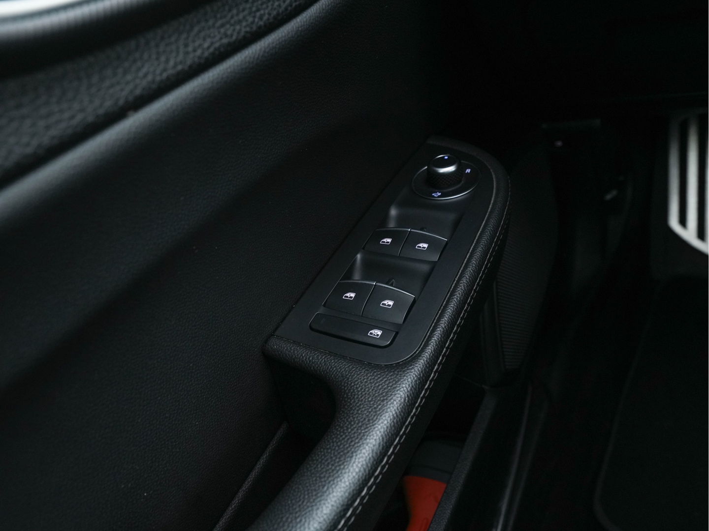 Alfa Romeo Giulia 2.0T B-Tech (INCL-BTW) Aut. *LUXURY-LEATHER | XENON | ADAPTIVE-CRUISE | MEMORY-PACK | HEATED-SPORTSEATS | KEYLESS | CAMERA | NAVI-FULLMAP | DAB+ | SHIFT-PADDLES | PRIVACY-GLASS | ECC | 18"ALU*