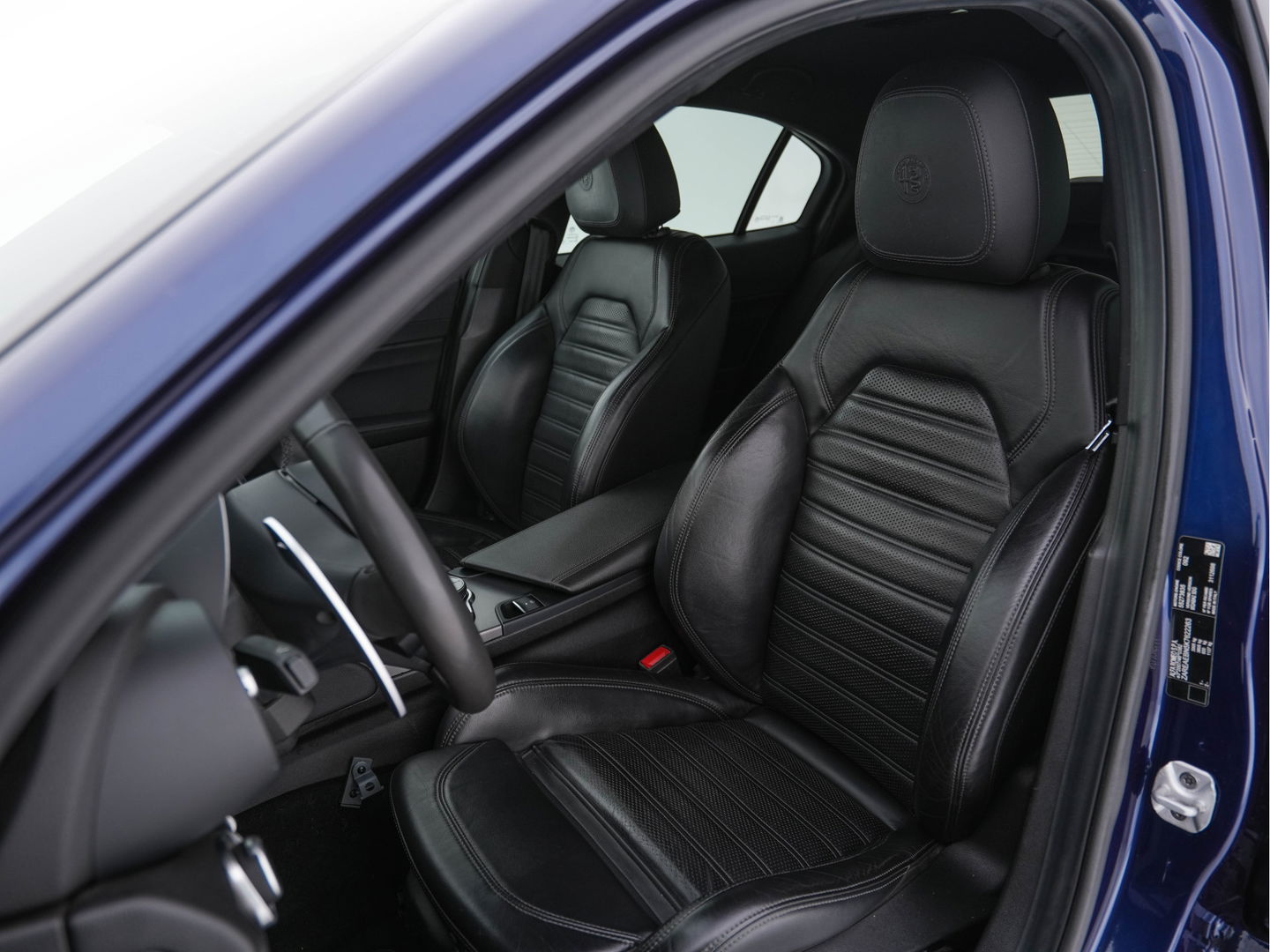 Alfa Romeo Giulia 2.0T B-Tech (INCL-BTW) Aut. *LUXURY-LEATHER | XENON | ADAPTIVE-CRUISE | MEMORY-PACK | HEATED-SPORTSEATS | KEYLESS | CAMERA | NAVI-FULLMAP | DAB+ | SHIFT-PADDLES | PRIVACY-GLASS | ECC | 18"ALU*