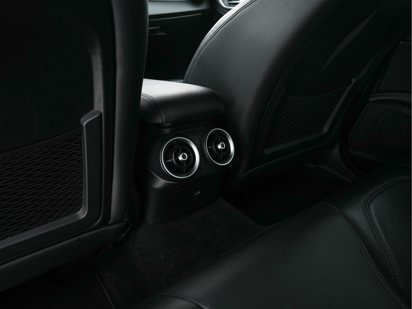 Alfa Romeo Giulia 2.0T B-Tech (INCL-BTW) Aut. *LUXURY-LEATHER | XENON | ADAPTIVE-CRUISE | MEMORY-PACK | HEATED-SPORTSEATS | KEYLESS | CAMERA | NAVI-FULLMAP | DAB+ | SHIFT-PADDLES | PRIVACY-GLASS | ECC | 18"ALU*