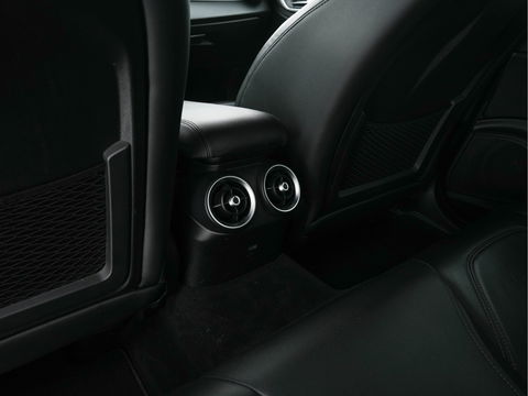 Alfa Romeo Giulia 2.0T B-Tech (INCL-BTW) Aut. *LUXURY-LEATHER | XENON | ADAPTIVE-CRUISE | MEMORY-PACK | HEATED-SPORTSEATS | KEYLESS | CAMERA | NAVI-FULLMAP | DAB+ | SHIFT-PADDLES | PRIVACY-GLASS | ECC | 18"ALU*