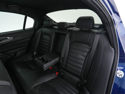 Alfa Romeo Giulia 2.0T B-Tech (INCL-BTW) Aut. *LUXURY-LEATHER | XENON | ADAPTIVE-CRUISE | MEMORY-PACK | HEATED-SPORTSEATS | KEYLESS | CAMERA | NAVI-FULLMAP | DAB+ | SHIFT-PADDLES | PRIVACY-GLASS | ECC | 18"ALU*