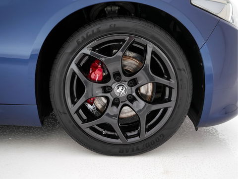 Alfa Romeo Giulia 2.0T B-Tech (INCL-BTW) Aut. *LUXURY-LEATHER | XENON | ADAPTIVE-CRUISE | MEMORY-PACK | HEATED-SPORTSEATS | KEYLESS | CAMERA | NAVI-FULLMAP | DAB+ | SHIFT-PADDLES | PRIVACY-GLASS | ECC | 18"ALU*