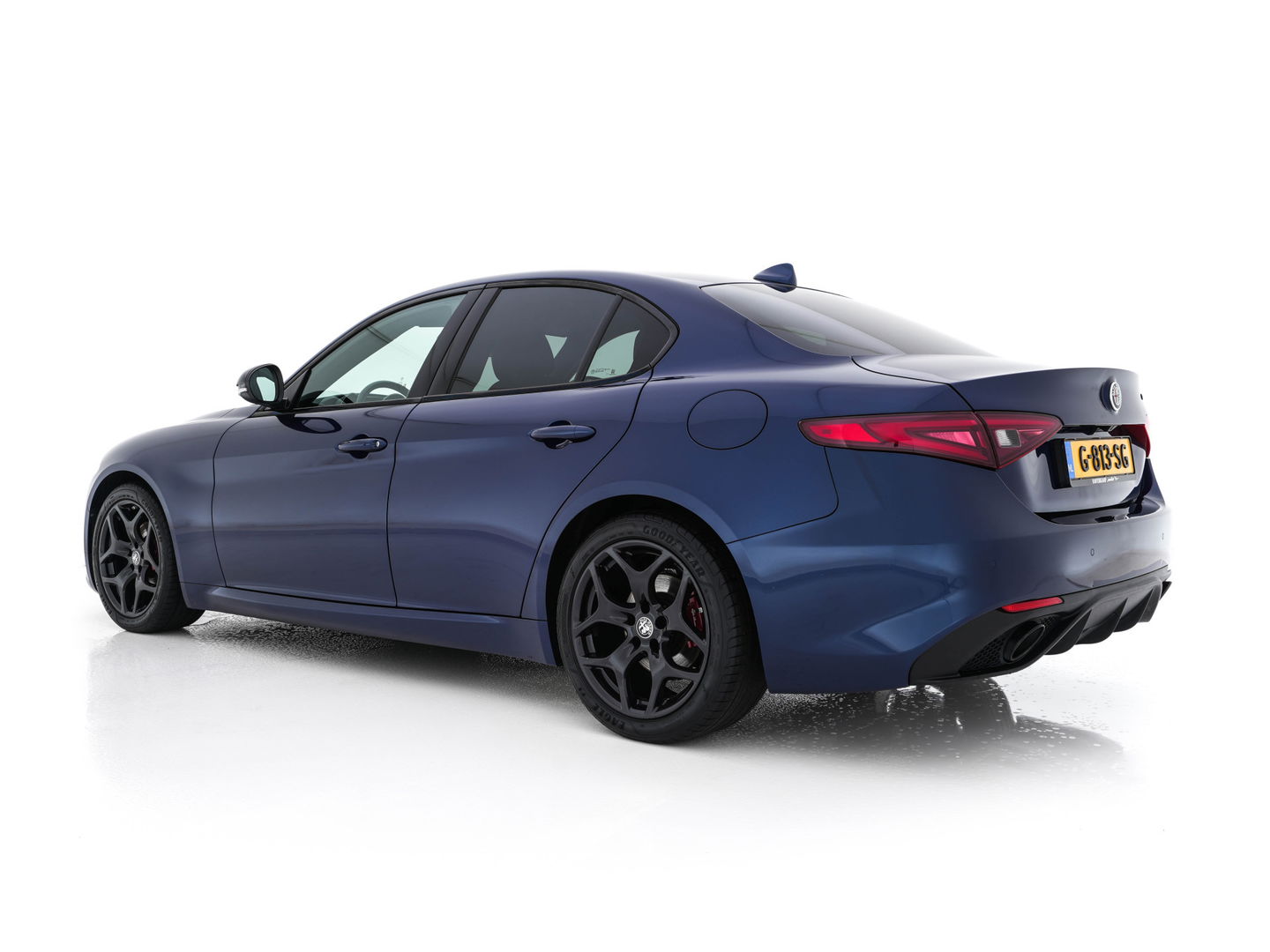 Alfa Romeo Giulia 2.0T B-Tech (INCL-BTW) Aut. *LUXURY-LEATHER | XENON | ADAPTIVE-CRUISE | MEMORY-PACK | HEATED-SPORTSEATS | KEYLESS | CAMERA | NAVI-FULLMAP | DAB+ | SHIFT-PADDLES | PRIVACY-GLASS | ECC | 18"ALU*