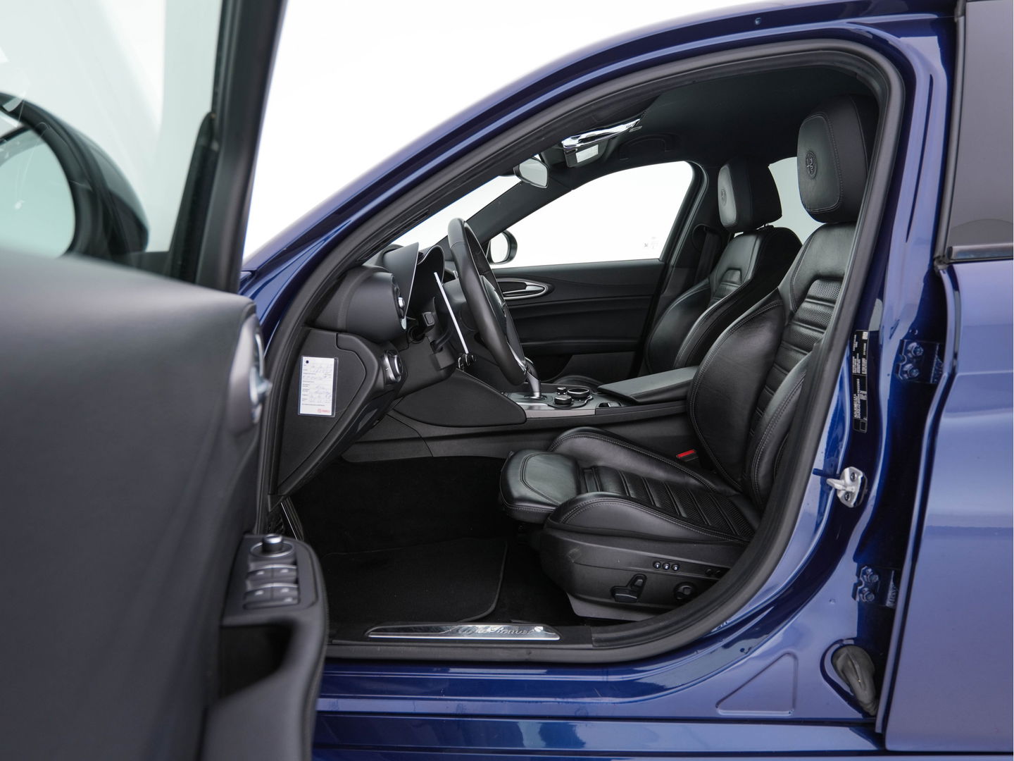 Alfa Romeo Giulia 2.0T B-Tech (INCL-BTW) Aut. *LUXURY-LEATHER | XENON | ADAPTIVE-CRUISE | MEMORY-PACK | HEATED-SPORTSEATS | KEYLESS | CAMERA | NAVI-FULLMAP | DAB+ | SHIFT-PADDLES | PRIVACY-GLASS | ECC | 18"ALU*