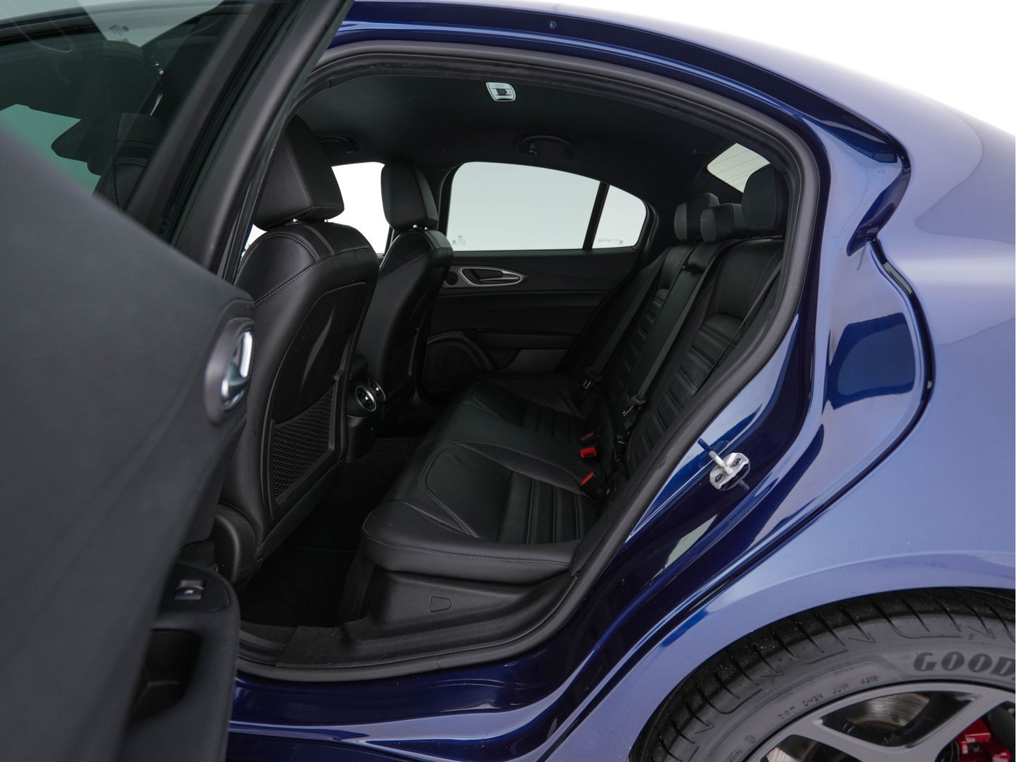 Alfa Romeo Giulia 2.0T B-Tech (INCL-BTW) Aut. *LUXURY-LEATHER | XENON | ADAPTIVE-CRUISE | MEMORY-PACK | HEATED-SPORTSEATS | KEYLESS | CAMERA | NAVI-FULLMAP | DAB+ | SHIFT-PADDLES | PRIVACY-GLASS | ECC | 18"ALU*