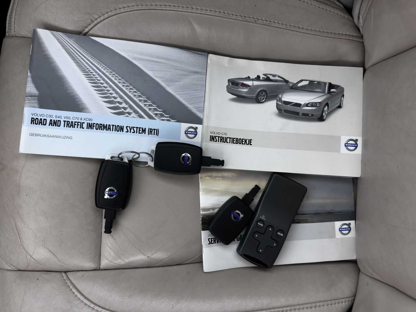 Volvo C70 Convertible 2.0D Momentum Aut. *LUXURY-LEATHER | XENON-PLUS | NAVI-FULLMAP | MEMORY-PACK | HEATED-COMFORTSEATS | ECC | KEYLESS | PDC | CRUISE | 18''ALU*