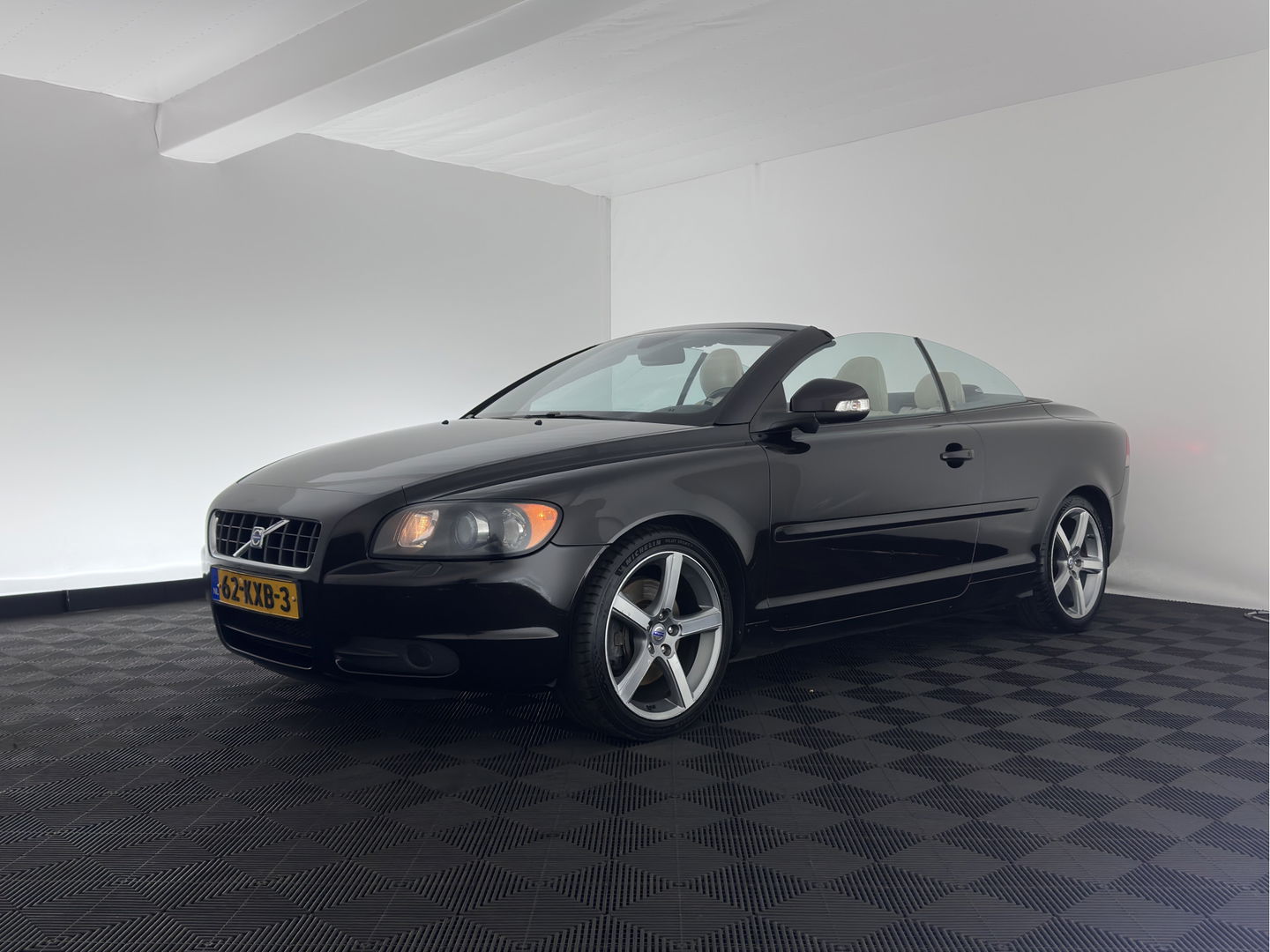 Volvo C70 Convertible 2.0D Momentum Aut. *LUXURY-LEATHER | XENON-PLUS | NAVI-FULLMAP | MEMORY-PACK | HEATED-COMFORTSEATS | ECC | KEYLESS | PDC | CRUISE | 18''ALU*