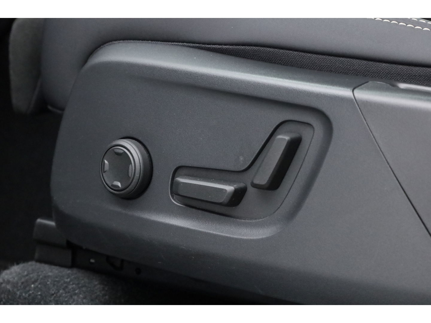 Volvo XC40 1.5 T4 Plug-in hybrid Plus Dark | 360 camera | elek. stoelen + verwarmd | H&K Audio |