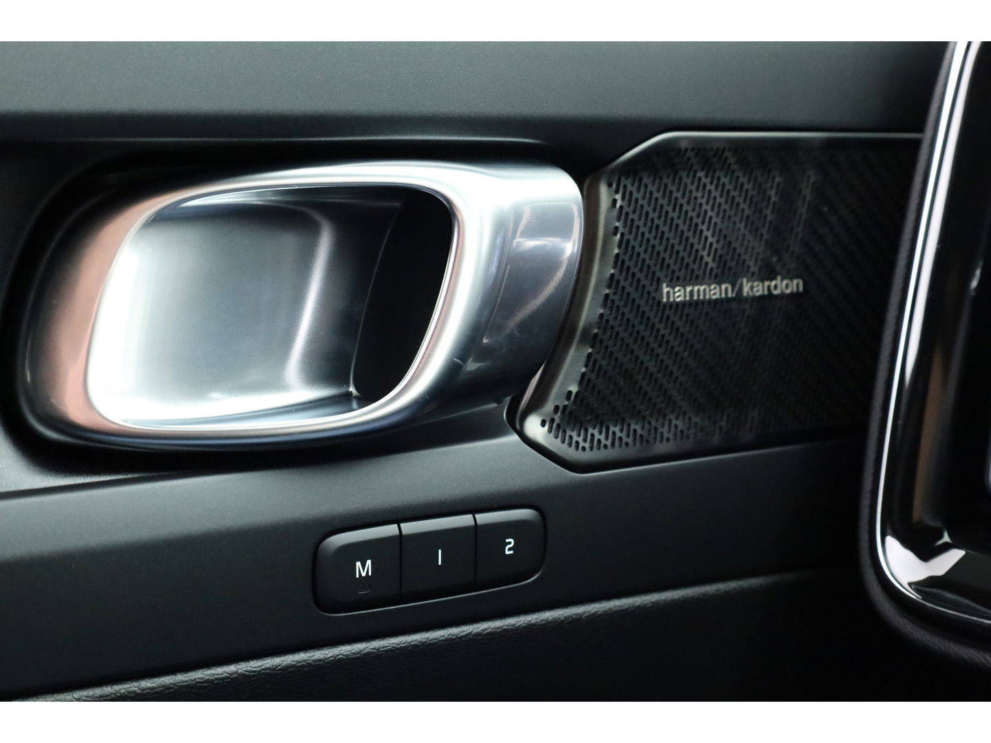 Volvo XC40 1.5 T4 Plug-in hybrid Plus Dark | 360 camera | elek. stoelen + verwarmd | H&K Audio |