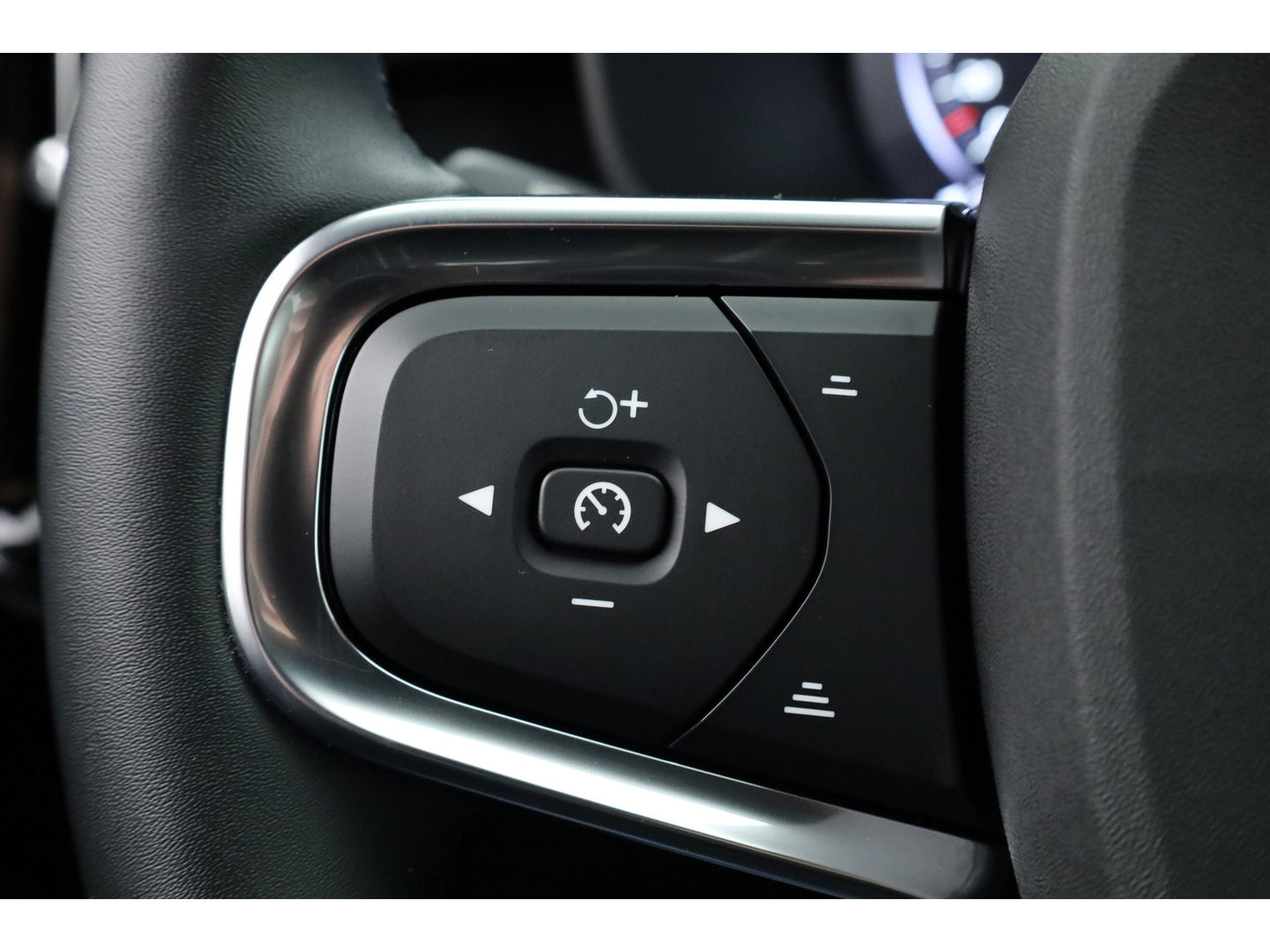 Volvo XC40 1.5 T4 Plug-in hybrid Plus Dark | 360 camera | elek. stoelen + verwarmd | H&K Audio |