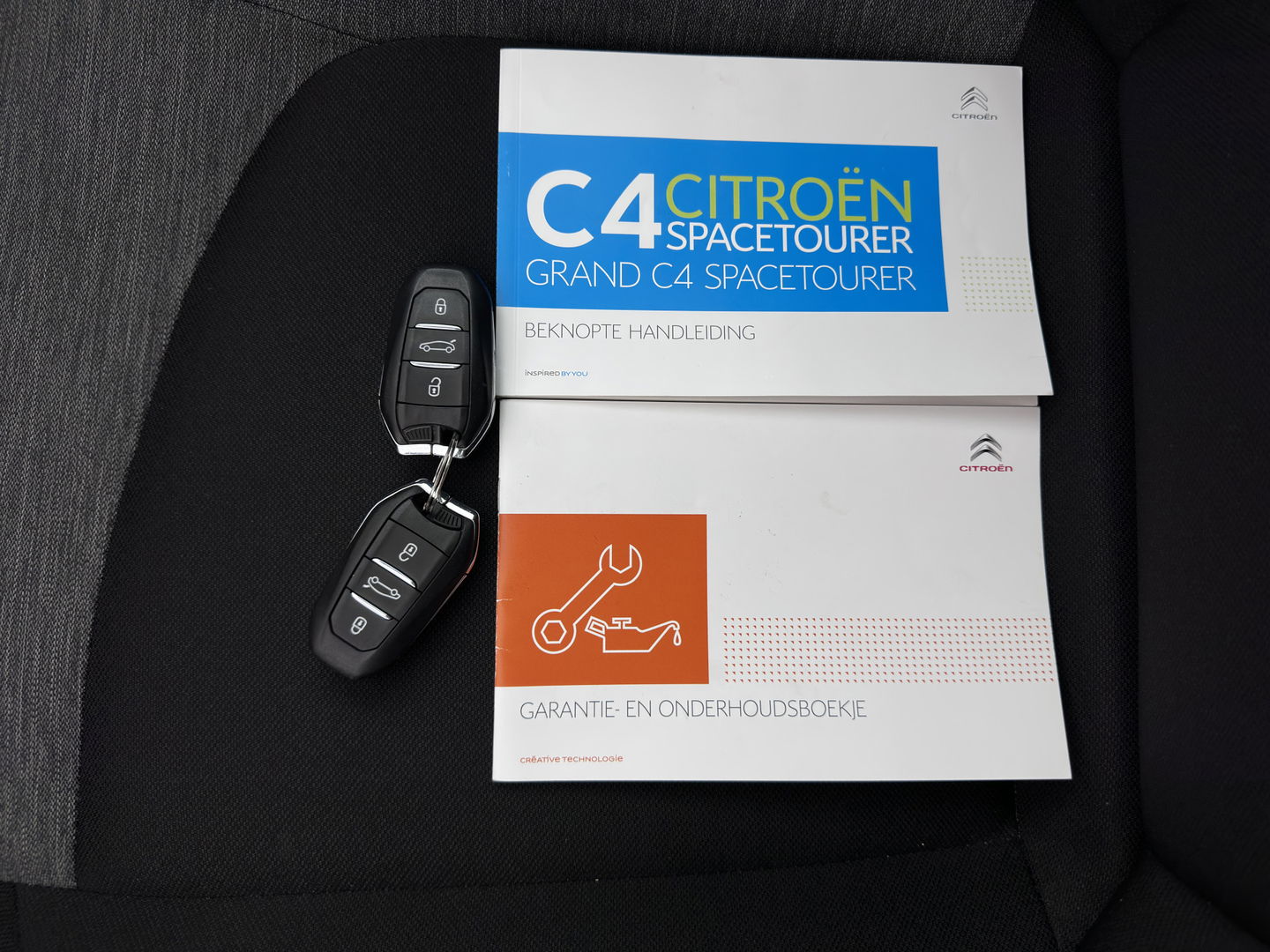 Citroën Grand C4 Spacetourer 1.2 PureTech Business [ 7-Pers. ] (INCL-BTW) *NAVI-FULLMAP | DIGI-COCKPIT | KEYLESS | COMFORT-SEATS | PANO-WINDOW | CARPLAY | ECC | PDC | CRUISE | TOWBAR | SHIFT-PADDELS |  16''ALU*