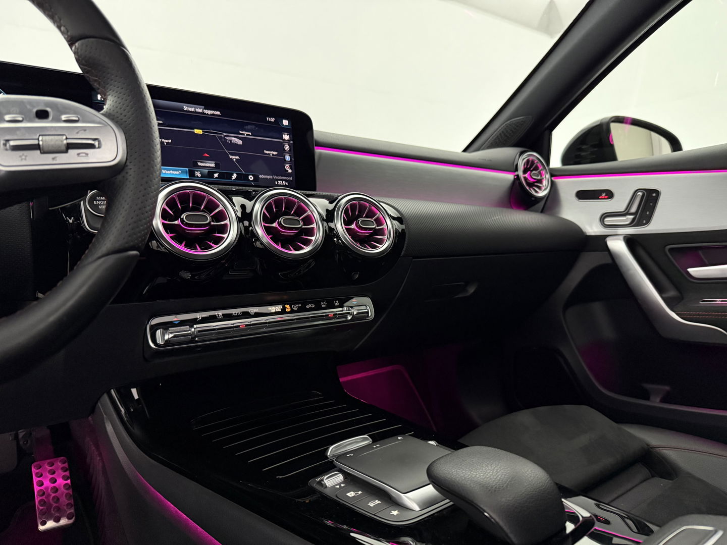 Mercedes-Benz A-Klasse 250 e AMG | Pano | Sfeerverl. | Memory | Virtual | Camera | Keyless | Trekh. | Carplay