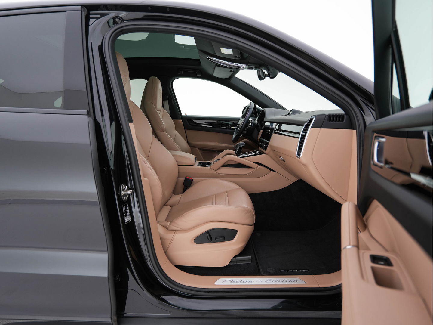 Porsche Cayenne Coupé 3.0 E-Hybrid Platinum Edition (INCL.BTW) *LUXURY-LEATHER | FULL-LED | MEMORY-PACK | BLIND-SPOT | BOSE-SOUND | HEATED-COMFORTSEATS | AIR-SUSPENSION | SPORT-EXHAUST | KEYLESS | CAMERA | DAB+ | NAVI-FULLMAP | TOWBAR | 22''AL