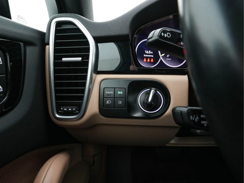 Porsche Cayenne Coupé 3.0 E-Hybrid Platinum Edition (INCL.BTW) *LUXURY-LEATHER | FULL-LED | MEMORY-PACK | BLIND-SPOT | BOSE-SOUND | HEATED-COMFORTSEATS | AIR-SUSPENSION | SPORT-EXHAUST | KEYLESS | CAMERA | DAB+ | NAVI-FULLMAP | TOWBAR | 22''AL