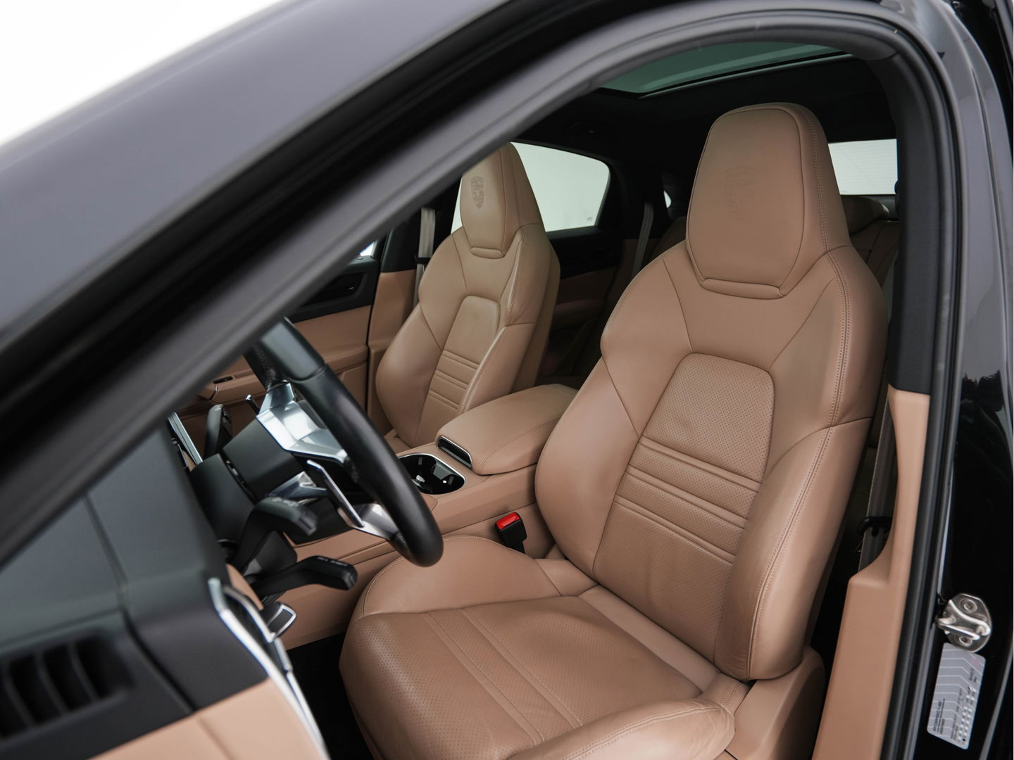 Porsche Cayenne Coupé 3.0 E-Hybrid Platinum Edition (INCL.BTW) *LUXURY-LEATHER | FULL-LED | MEMORY-PACK | BLIND-SPOT | BOSE-SOUND | HEATED-COMFORTSEATS | AIR-SUSPENSION | SPORT-EXHAUST | KEYLESS | CAMERA | DAB+ | NAVI-FULLMAP | TOWBAR | 22''AL