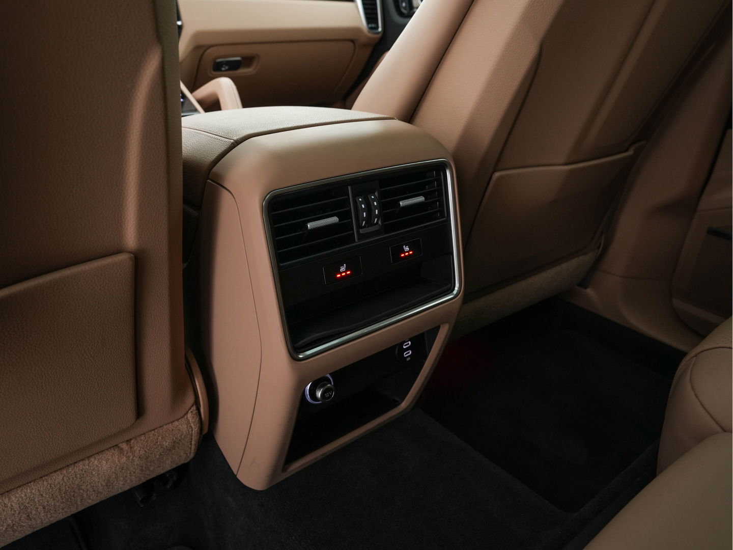 Porsche Cayenne Coupé 3.0 E-Hybrid Platinum Edition (INCL.BTW) *LUXURY-LEATHER | FULL-LED | MEMORY-PACK | BLIND-SPOT | BOSE-SOUND | HEATED-COMFORTSEATS | AIR-SUSPENSION | SPORT-EXHAUST | KEYLESS | CAMERA | DAB+ | NAVI-FULLMAP | TOWBAR | 22''AL