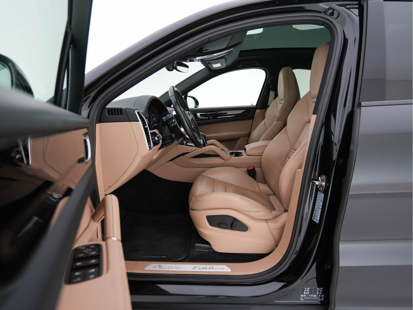 Porsche Cayenne Coupé 3.0 E-Hybrid Platinum Edition (INCL.BTW) *LUXURY-LEATHER | FULL-LED | MEMORY-PACK | BLIND-SPOT | BOSE-SOUND | HEATED-COMFORTSEATS | AIR-SUSPENSION | SPORT-EXHAUST | KEYLESS | CAMERA | DAB+ | NAVI-FULLMAP | TOWBAR | 22''AL