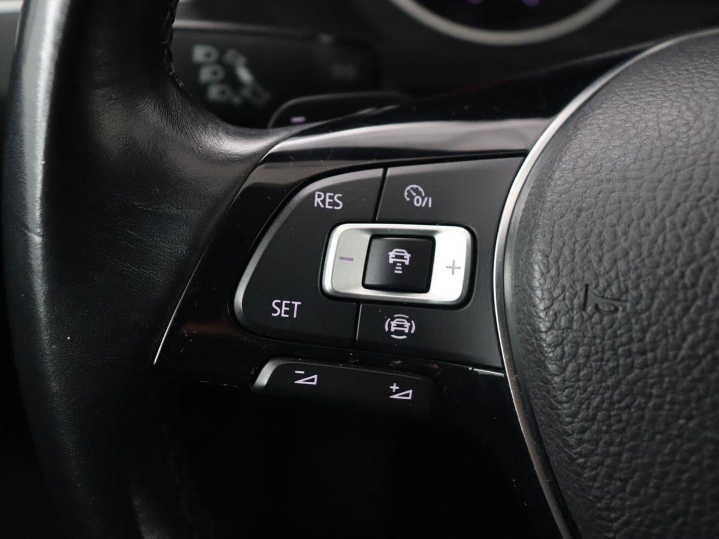 Volkswagen Tiguan 1.5 TSI Comfortline | Carplay | Adaptive cruise | Navigatie | DAB | Parkeerhulp | Climate control | Bluetooth | Getint glas