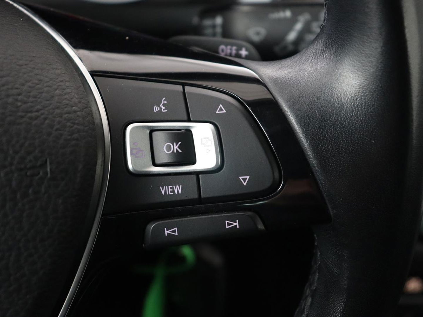 Volkswagen Tiguan 1.5 TSI Comfortline | Carplay | Adaptive cruise | Navigatie | DAB | Parkeerhulp | Climate control | Bluetooth | Getint glas