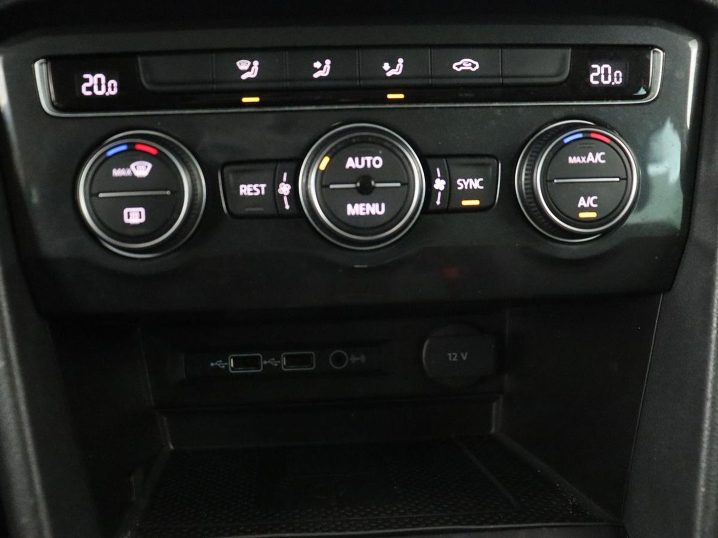 Volkswagen Tiguan 1.5 TSI Comfortline | Carplay | Adaptive cruise | Navigatie | DAB | Parkeerhulp | Climate control | Bluetooth | Getint glas