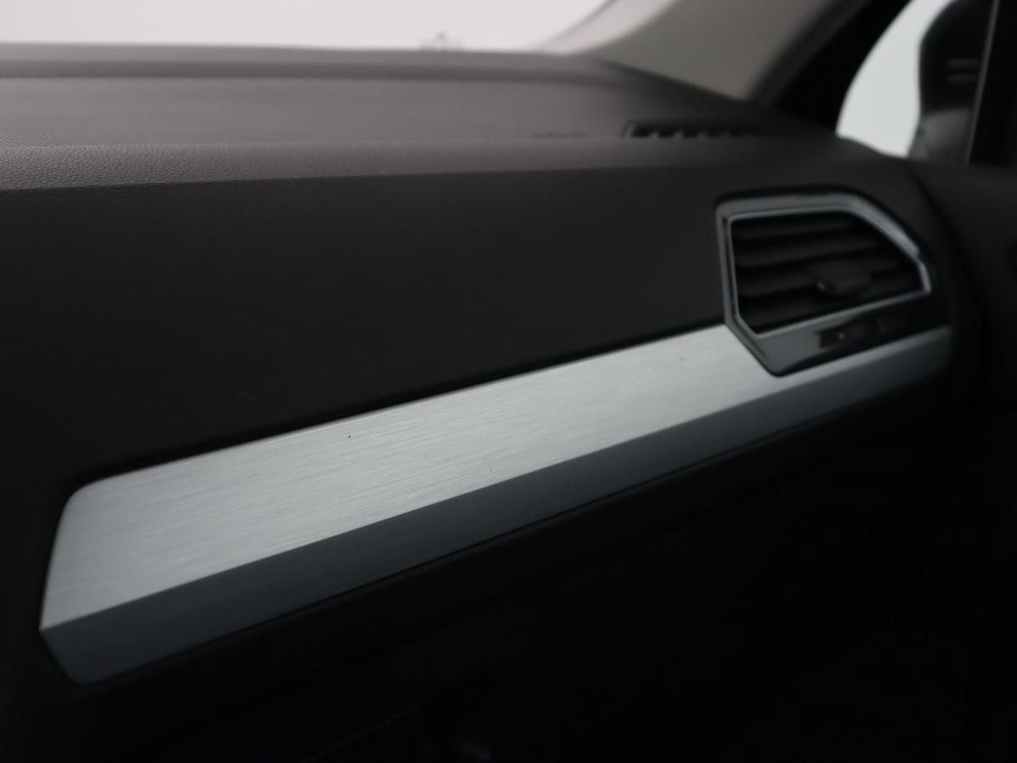 Volkswagen Tiguan 1.5 TSI Comfortline | Carplay | Adaptive cruise | Navigatie | DAB | Parkeerhulp | Climate control | Bluetooth | Getint glas