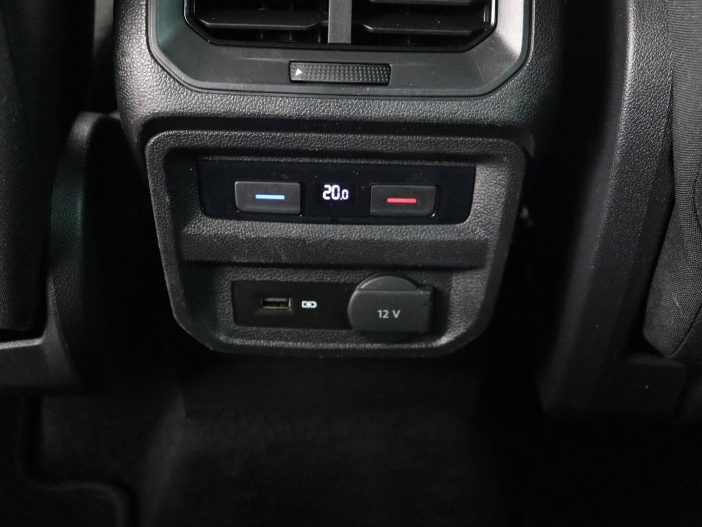 Volkswagen Tiguan 1.5 TSI Comfortline | Carplay | Adaptive cruise | Navigatie | DAB | Parkeerhulp | Climate control | Bluetooth | Getint glas