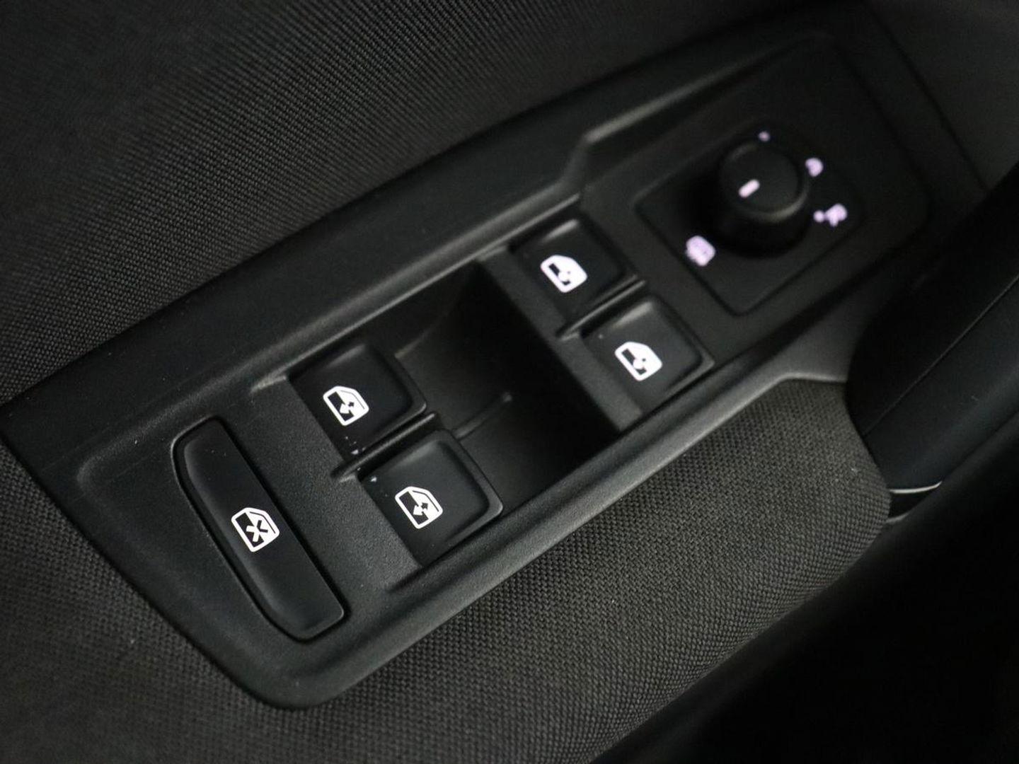 Volkswagen Tiguan 1.5 TSI Comfortline | Carplay | Adaptive cruise | Navigatie | DAB | Parkeerhulp | Climate control | Bluetooth | Getint glas