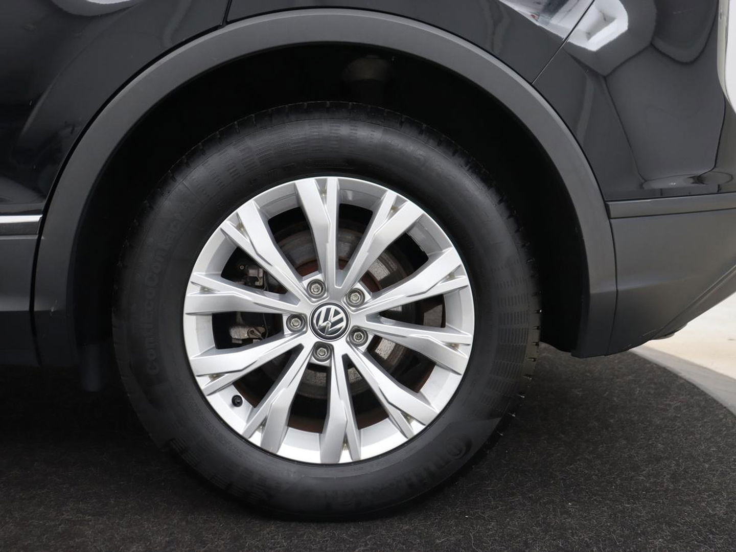 Volkswagen Tiguan 1.5 TSI Comfortline | Carplay | Adaptive cruise | Navigatie | DAB | Parkeerhulp | Climate control | Bluetooth | Getint glas