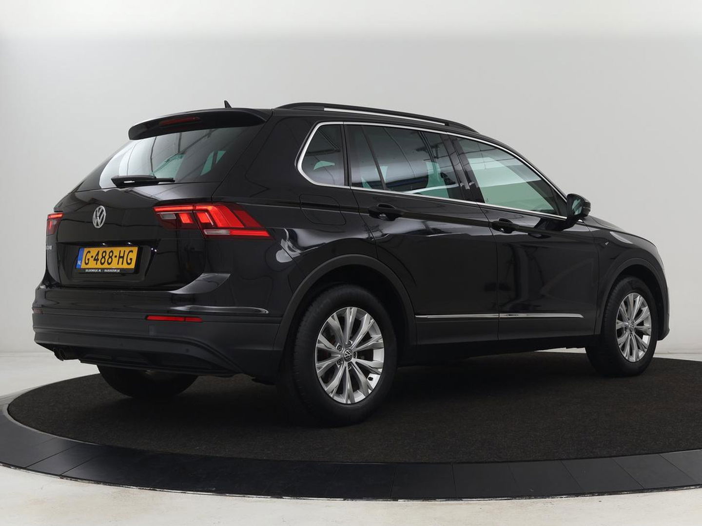 Volkswagen Tiguan 1.5 TSI Comfortline | Carplay | Adaptive cruise | Navigatie | DAB | Parkeerhulp | Climate control | Bluetooth | Getint glas