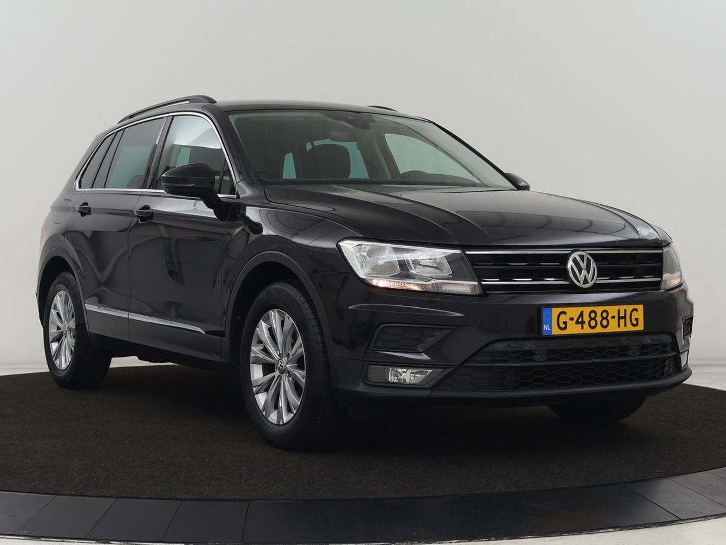 Volkswagen Tiguan 1.5 TSI Comfortline | Carplay | Adaptive cruise | Navigatie | DAB | Parkeerhulp | Climate control | Bluetooth | Getint glas